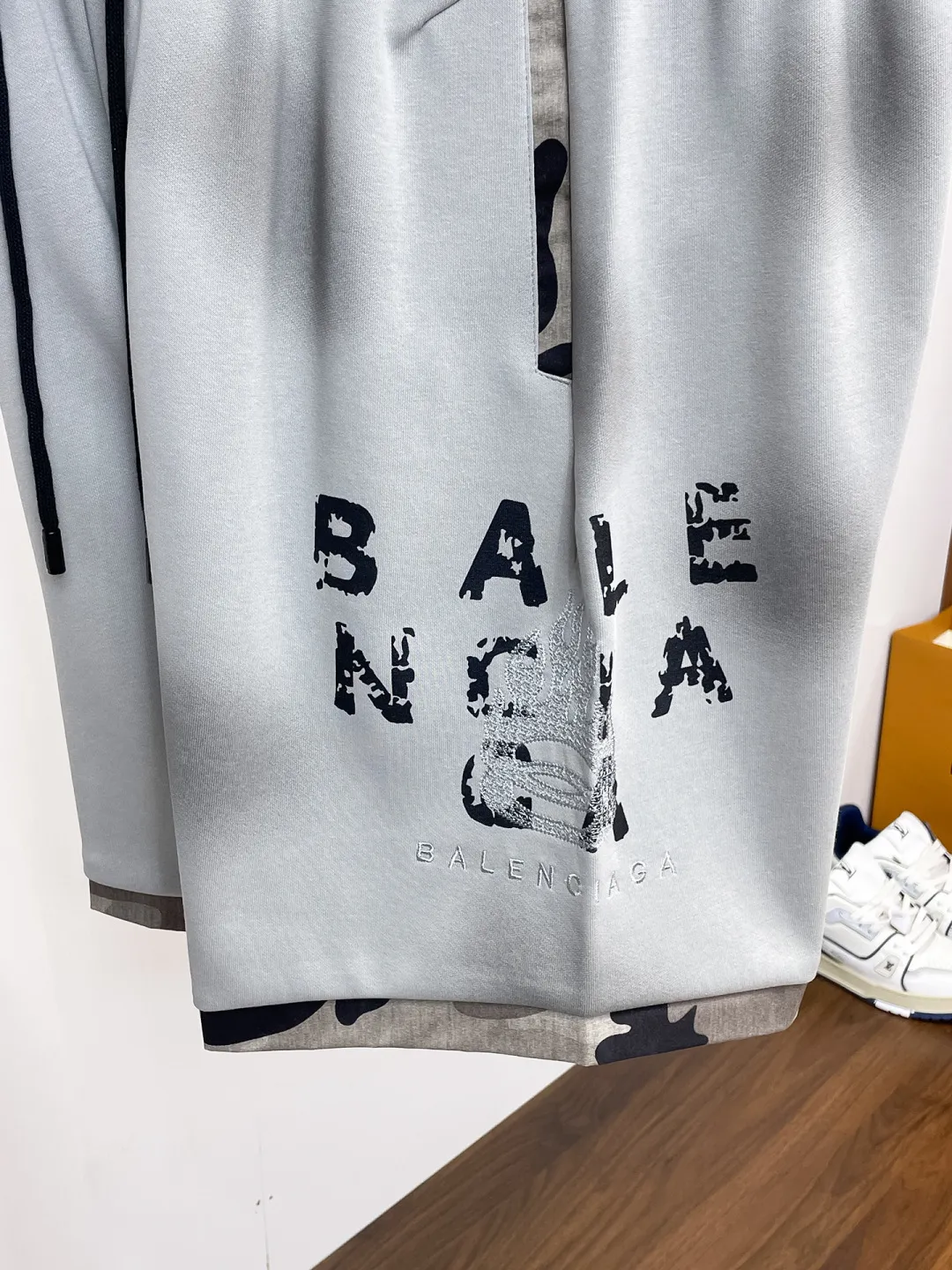 Balenciaga's three-standard complete 2026 summer New Arrival men's casual shorts, advanced custom-made Breathable fabric, Breathable fabric, extremely stretchy and comfortable, impeccable details, top-grade accessories, original logo design concept, delicate and soft feel! The upper body fit is awesome! Size: M-XXXL Please state your height and weight when ordering